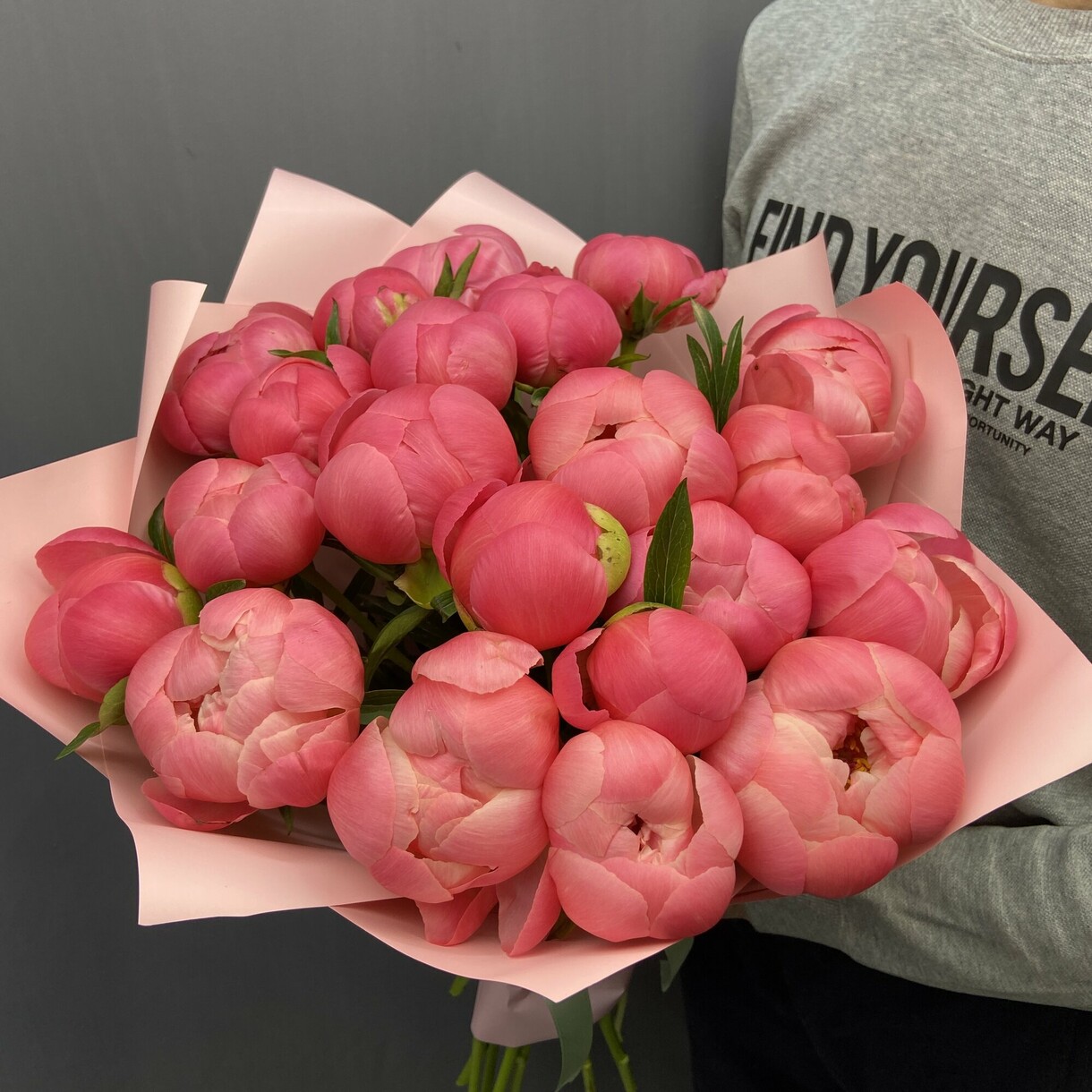 Букет из 21 кораллового пиона