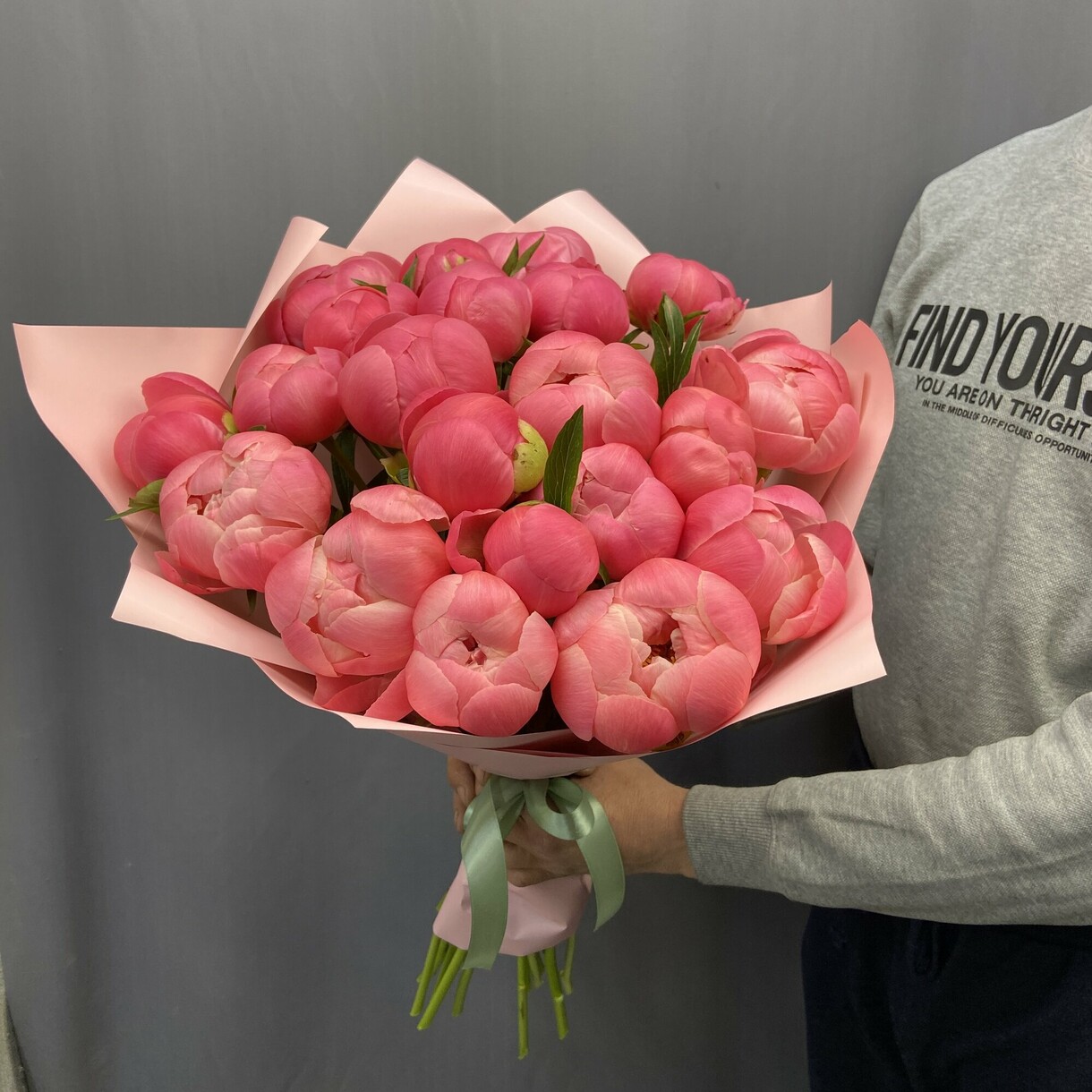 Букет из 21 кораллового пиона