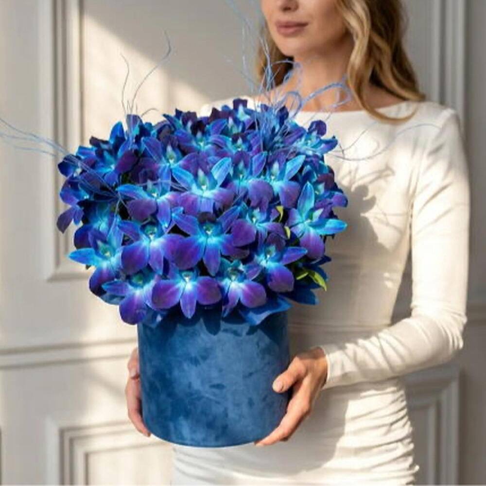 Цветы в коробке Космос. Монобукет 631. Leoraflowers