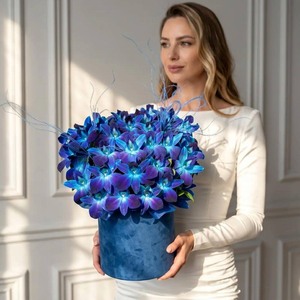 Цветы в коробке Космос. Монобукет 631. Leoraflowers