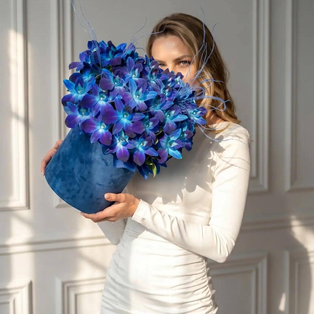 Цветы в коробке Космос. Монобукет 631. Leoraflowers