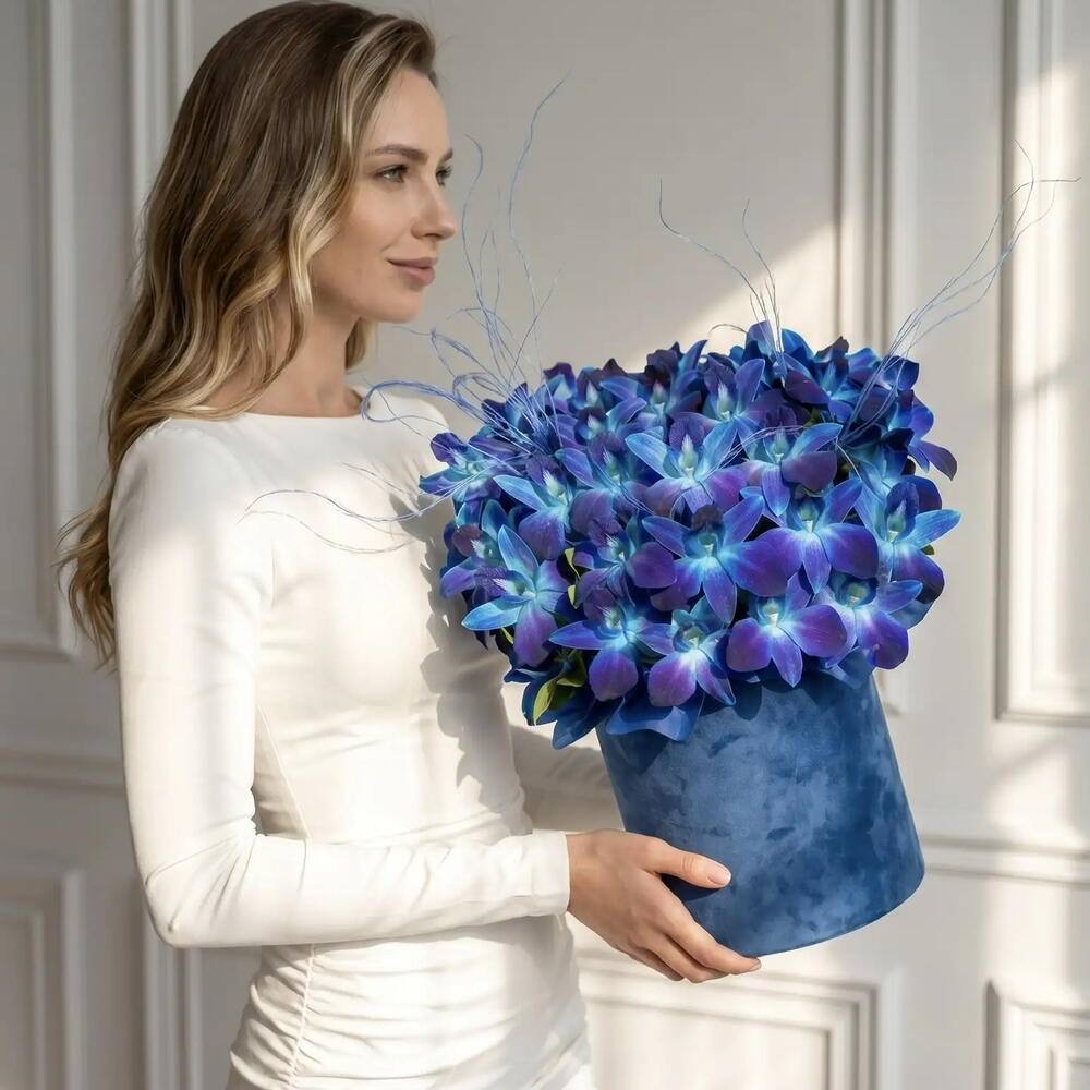 Цветы в коробке Космос. Монобукет 631. Leoraflowers