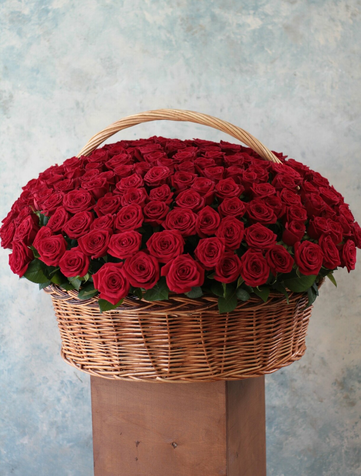 Корзина с 201 розой Red Naomi