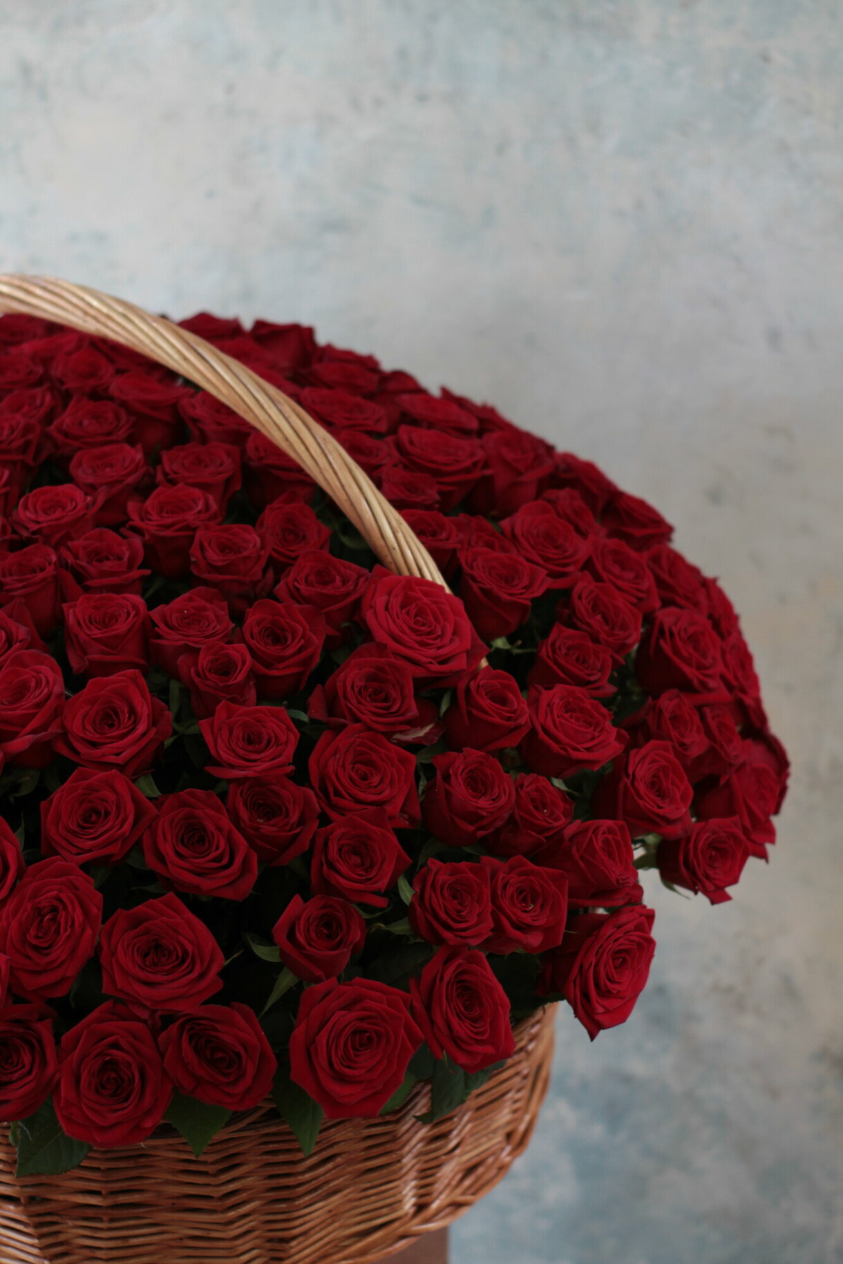 Корзина с 201 розой Red Naomi
