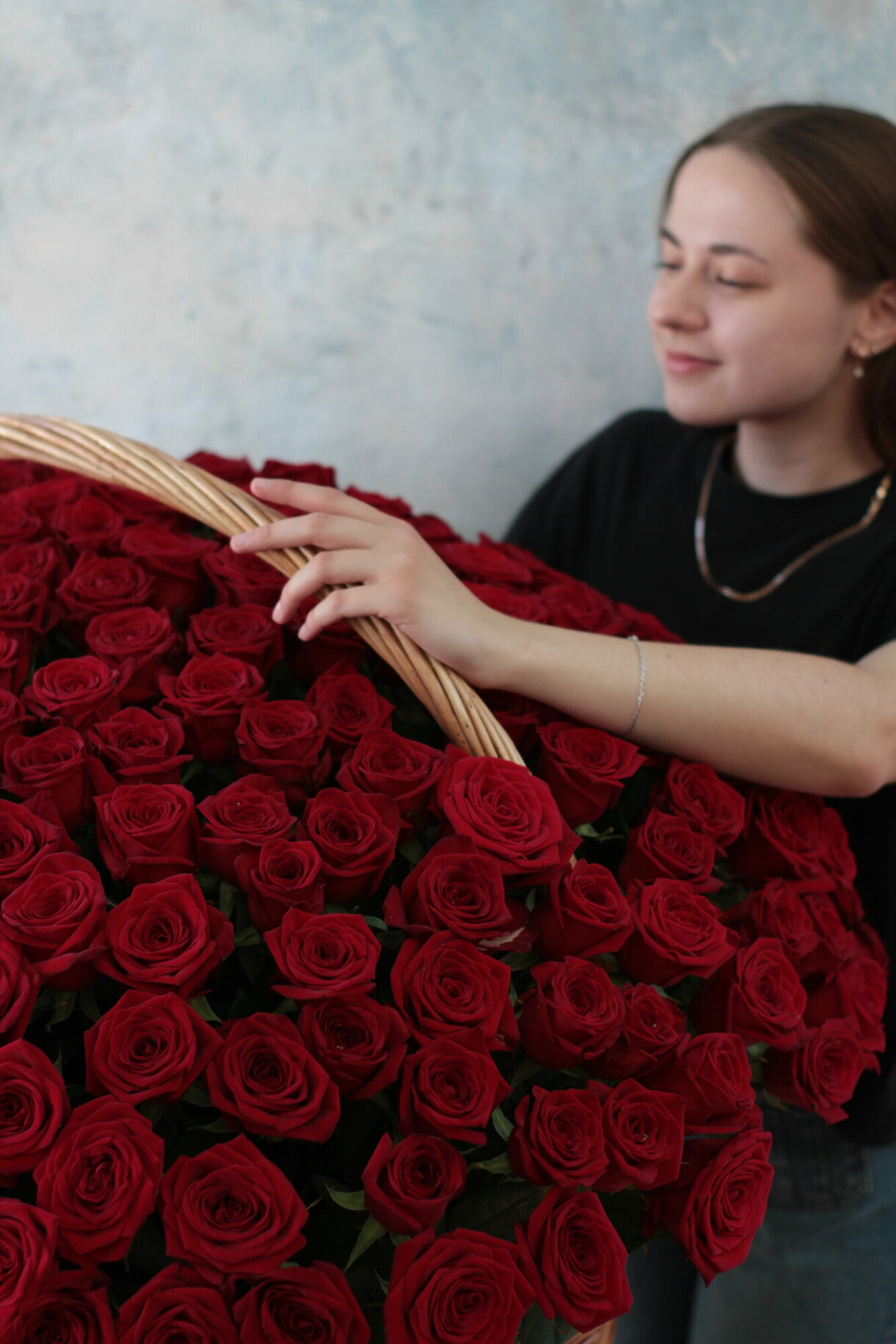 Корзина с 201 розой Red Naomi