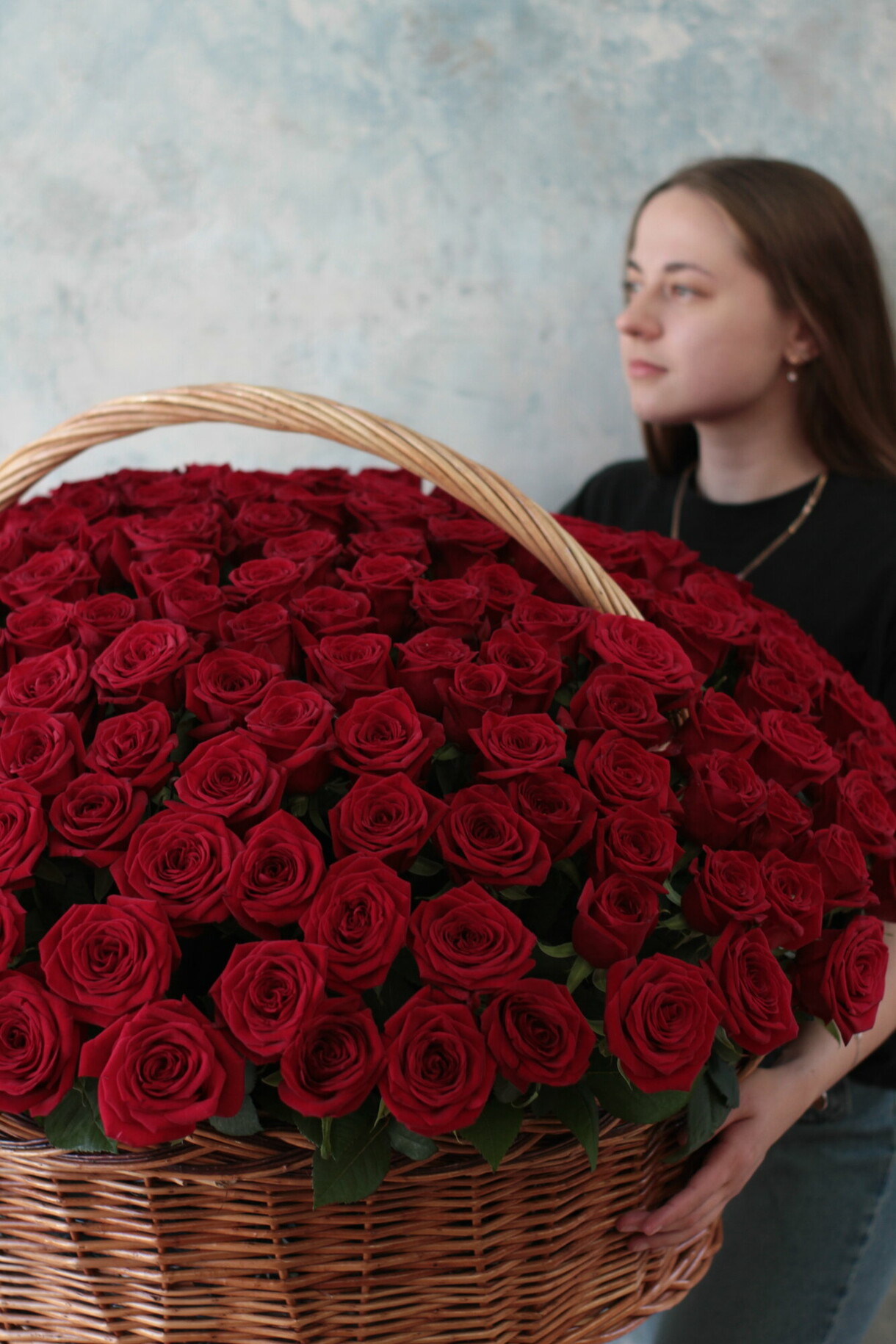 Корзина с 201 розой Red Naomi